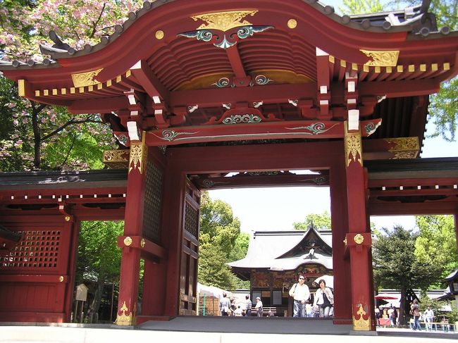 １１：５０に西武秩父駅に到着し、仲見世どおりをくぐって花畑駅、秩父駅方面に向けてウォーキングし、秩父神社前の歴史を感じるレトロ調の通りを約５，６分歩くと丁度１２：００に秩父神社に着いた。秩父神社は外観からして今迄見てきた神社とは格が異なる輝ける神社であった。<br />それもそのはず、創建２０００年以上であり、権現造りの本殿の周囲には左甚五郎の「つなぎの龍」「子育ての虎」の木彫りが飾ってあり素晴らしかった。<br /><br /><br />＊写真は神門より見られる社殿