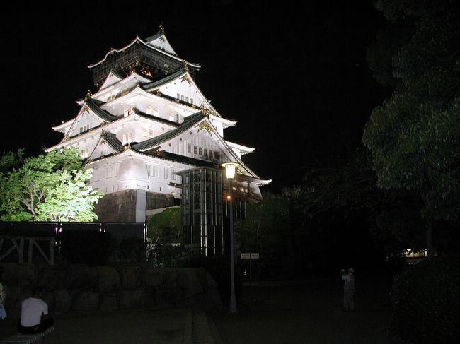 今回の来日、あっという間の1ヶ月・・・<br />もう帰国2日前になって仕舞いました。<br /><br />移動中のJRからは、殆ど毎日見ていた大阪城。<br />実は日が合わずに、まだ見ていなかったのでした。(一応、絵のレッスンコーチで来ていたので、通常日の日中は休めなかった)<br /><br />仕方なく、公園内なら夜でも入れるので、取り敢えず行く事にしました。。。<br /><br />昼間の大阪城は、次の機会にね。。。