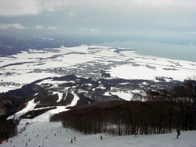 赤植大回転コース付近<br /><br />今シーズン最後のスキーだったんで、最後ぐらいは雪質のいい福島を選びました。その福島エリアにて最大の規模を誇る猪苗代スキー場。<br />東北では蔵王に次ぐ老舗の名門スキー場でもあります。<br /><br />当時積雪が160cm近くもあったため雪質はサラサラのパウダースノー♪<br /><br />ボトムのほうはリフト待ちが５分程度ありましたが、上のほうにいけばリフト待ちはありませんでした。<br />ここはどんなレベルの人もそれなりに楽しめるコースレイアウトになってまして、それに加えコース幅がわりかし広くアクセスも良いです。<br />初心者はボトムのほうで滑ってうまくなったらトップで滑るという感じで、中級者ならだいだいの斜面は滑れるし上級者は国体コースにもなった難コース赤植大回転コースがあります。<br /><br />リフトも比較的速いしけっこうお勧めなスキー場です。