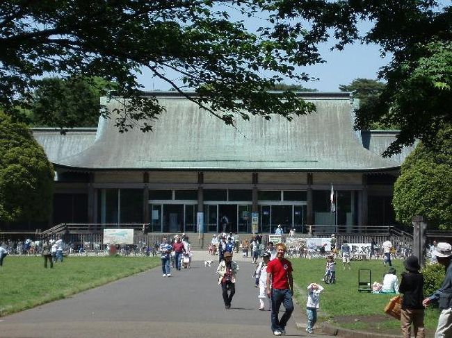 小金井公園の中に江戸博の分館である「江戸東京たてもの園」があります。<br />都内各地から移築された歴史的建造物が立ち並び、なかなか面白いです。レプリカでなく実物というのが立派。<br />特に昭和初期に造られた建物の並ぶ東ゾーンは、懐かしい下町の街並が再現されています。<br />今回は特別展で「できゆくタワーの足もとで-昭和30年代のくらし-」展が開催されていました。<br />しばし、子供の頃にタイムスリップしてみましょう。<br />