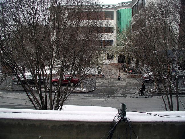 朝起きたら雪が積もっていました。<br />今年は何処とも冬が遅かったようで、ここ敦煌でも、毎日がまだまだ寒さから逃れられていない感じです。<br />でも、日差しがきつくて、積もった雪は直ぐになくなりましたが、その代わり、天気は冴えていて、ロータリーの反弾琵琶像も輝いていました。