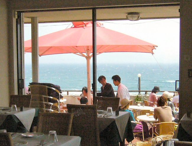 テラス席から、江ノ島をバックに鎌倉の海を一望できるイタリアンレストラン「アマルフィイ デラ・セーラ」（http://r.gnavi.co.jp/g665603/）でランチを食べてきました。駐車場も少なくて、周辺の道は狭くて路駐も無理なので気を付けて。江ノ電の「七里ヶ浜」からも歩けるので、ゆっくりワインを飲みたい人は電車がよいかも。ＧＷ谷間の平日に行ったせいか、客層は地元の人っぽいフランクな服装の夫婦連れが多かったです。<br />
