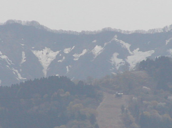 山の紋章【雪形】<br />今年の雪形ウォッチングは、仮設住宅が今でも残る新潟県長岡市で行われました。<br /><br />伝承雪形である、「川の字」とか「粟まきばぁさん」や、<br />New雪形の「ブレーメンの音楽隊」「小鹿のバンビ」など、<br />新旧様々な雪形がターゲット。<br /><br />それとともに、、、多くの地災害が起きた中越地震で、雪形がどう変わったのか･･･ってことも、テーマでした。<br /><br /><br />キレイに見えた「川の字」<br />時期が遅くて太ってしまった「ブレーメン」、みれなかった「バンビ」<br />そして、時期が早すぎて山がまっしろだった「粟まきばぁさん」<br /><br />恒例の花火やサバメシクッキング。<br />さらには、過冷却の実験まで、今年も盛りだくさんでした。