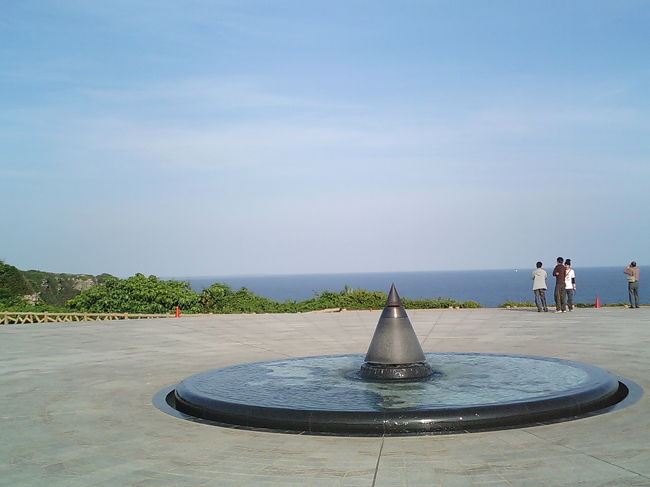 学校の研修旅行で２泊３日で沖縄へ行きました。あまり時間がなかったのですが、那覇市内ではシーサー作りをして、定期観光バスでは南部戦跡を見学してまいりました。表紙の写真は平和記念公園です。今回の写真はすべてａｕの携帯Ｗ３１ＣＡで撮影しました。