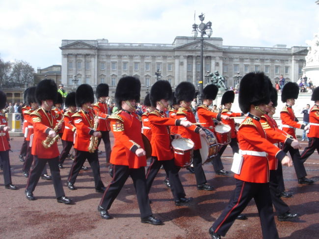<br /><br /><br /><br /><br />ロンドン観光のハイライトはヴァッキンガム宮殿の衛兵交替である。<br />毎日（４月〜８月）１１：３０から（日曜日は１１：００）宮殿前で繰り広げられる。<br />衛兵の演奏には、ビートルズ・ナンバーもあるので楽しい。<br /><br />宮殿の正面中央に王室旗がひるがえっている時は、女王陛下が在宮中である。<br /><br />