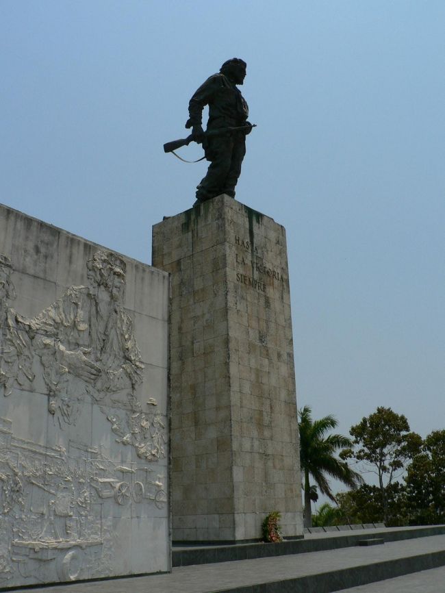 チェ・ゲバラは母国アルゼンチンでも、処刑されたボリビアでも目立った記念碑も記念館も見ることが無かったが、キュ−バではどこに行ってもチェ・ゲバラを讃える博物館、記念碑、肖像などを見ることができる。ハバナの革命博物館ではカストロと協同で進めたキュ−バ革命をたくさんの写真で紹介している。サンタ・クララではチェ・ゲバラの遺骨を葬る霊廟や博物館、チェ・ゲバラとカストロが爆破した敵の列車など革命の戦歴を賞賛する展示をたくさん見ることができた。<br />チェ・ゲバラを称えることでカストロとの協同革命が成功したことを世界にアピ−ルする目的もあるのだろう。<br />革命後、キュ−バの人たちは幸せになったのか、いろんな人たちに聞いてみた。カストロの独裁政治を批判し、キュ−バの貧困はカストロのせいだ、と言ったハバナの運転手兼ガイド、革命によって病院も学校も無料になって良くなったというトリニダ−ツア−のガイド、と両極端の評価を聞いた。だが、ヘミングウエイの足跡を案内してくれた、宿泊先の主人の言葉が的を得ていると思う。「キュ−バは社会主義革命によって農民は無償で農地を使用できるようになったし、医療、教育の無償は一般市民の生活を楽にした。一方、アメリカの経済封鎖で厳しい生活を余儀なくされているのも事実だ。しかし、世界に１００％良い国など無いだろう。どの国も良い面と悪い面と両面あるはずだ。」<br />（写真はサンタ・クララにあるチェ・ゲバラの遺骨を葬る霊廟）