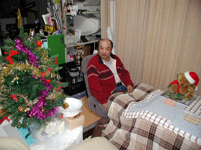 今回は、爺ぃが来日中に聖誕節(クリスマス)を迎えました。<br />ささやかですが、家中にあるクリスマスグッズを出して飾り付け、唱うくまさんにも頑張って貰いました。<br /><br />しかし・・・以前、ハードディスクが壊れた時、写真の殆どが行方知れずになったようです・・・(;_;<br />ホルダーはあるけど、画像一枚と動画一枚。。。