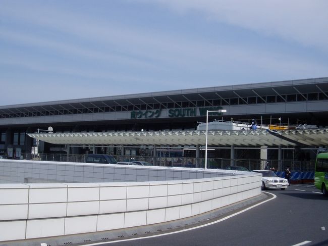 １９９５年から改修工事が行われていた成田空港第１ターミナル南ウイングが２００６年６月２日にグランドオープンする。この日は、報道向けの内覧会が行われました。でも、この日、ボクは台北へ飛ぶ。スケジュール通りの内覧会には参加できない。残念！でも、偶然にもアポイントを取っていた担当者の方とバッタリ会うことができ、個別に一足早く新しい南ウイングを駆け足で案内していただきました。台北への出発までという短い時間だったのでドタバタでしたが・・・。ターミナル内は、まだまだ工事中のエリアも多かったものの、南ウイングの大体の雰囲気は分かったかな？