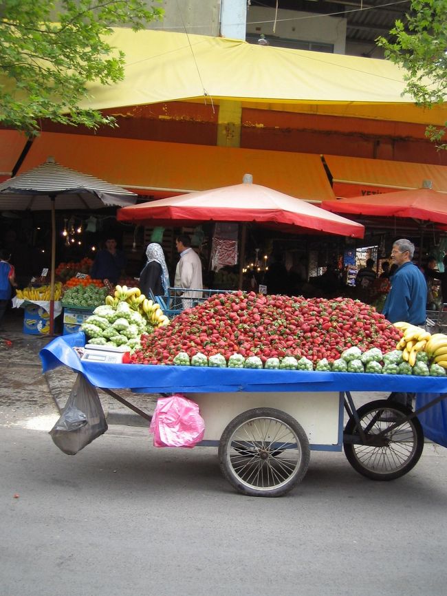 ここはアダパザル市。<br />イスタンブルよりバスで2時間位東の地方都市。<br />すっかり春の果物に模様替えをしてきました。<br />冬の間はりんごとオレンジが主流でしたが、山盛りイチゴにさくらんぼ、びわ、それからトルコで初めて見た、食べたエレッキと言う果物。これは見た目黄緑色の大きめのさくらんぼの実、さくらんぼの青梅版と言った所でしょうか〜カリカリとすっぱい実。<br />子供達はポケットにいっぱいほうばってカリカリ食べています。<br />それからなんといってもフレシュなニンニク！！！<br />これまたお初に見て感激していた私でした〜早速買って、料理にしました。匂いがきつくないです〜真っ白くて外の皮も中もこんな生のニンニクびっくり！！日本では見たこと無い〜ちなみにイタリアでも...<br />さくらんぼは奔りなのでまだ高い、と言っても日本に比べたらとっても安いですが〜イチゴは大粒で実が丈夫です。<br />なんと屋台の山盛りイチゴをスコップですくって袋に詰めてくれるのですよ~~ひぇ〜ありがたい〜1キロ、1.5リラ（約135円）<br />でも私が買ったお兄さんのところは手で入れてくれました〜<br />ほっ。。。家に戻って早速イチゴの仕分け。丈夫なトルコイチゴとは言え表面が傷んでたりするのも有ですから、そんなイチゴさん達は煮て保存！でも甘くておいしいですよ〜