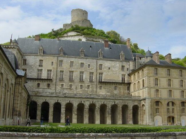 イルドフランスのVEXIN　FRANCAISと呼ばれる緑豊かなエリアの村に建つLA　ROCHE　GUYON城を訪れました。