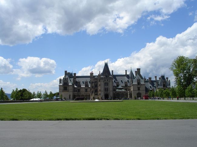 卒業式に親が来たので、どこに連れて行こうかと迷った末、アメリカ一大きな屋敷、Biltmore Estate へ。入場料は大人一人４０ドル。家の中を見るだけでも、２、３時間。ガーデンやワイナリーに行って、全部丁寧に見ようとしたら、一日合っても足りないくらい。なので、年間パスポートもある。<br /><br />詳しくはこちら↓<br />http://www.biltmore.com/