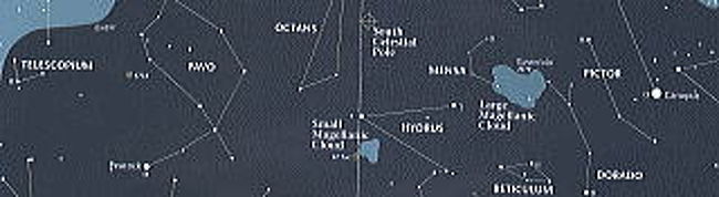 貧乏客船の35日(6)マラッカ海峡は星の海峡。銀河を貫いて船は進んだ。船はその日の夕方シンガポールを出た。よく晴れた穏やかな夕暮れだった。街の灯ががともり始めたシンガポールの海に夕日が沈むと、船は間もなくマラッカ海峡に入った。夕食を済ませて甲板に出ると、日はすっかり暮れ落ち、完璧な闇の中に人声がしていた。英語で「サザンクロス」という言葉が聞こえた。オーストラリア人のポールのようだった。「そうや、南十字が見えるはずや」隣りで北川の声がした。その、意外に小さな十字型の星座はすぐにわかった。小さいけれども、すっきりとしたその形は天の一角に印象的な図形を見せている。それにしても、ほとんど幻覚ではないかと思われるような、すさまじい星空だった。星空、というよりは、船が宇宙の星々の間を航行しているといったほうが近かった。こうも星が多いと、星座を形作る星たちの並びが認識できない。さそり座だけはわかったが、南十字のほかにも日本からは見えない南の星座をぼくは思い出そうとしていた。でもそれを見つけるのはもうほとんど無理な作業だった。ぼくはもう、ただこの星たちの空間に身をゆだね、宇宙空間に浮かんだような錯覚を楽しんだ。星々は船を包み、船の動きについて走った。「ジョバンニとカンパネルラや」「宮沢賢治ね」「そうそう、天国行きの列車や」「うん、銀河鉄道は天国行き」ざわめく波の音が少し強くなって、ぼくは船の揺れを意識した。天空が緩やかなリズムで揺れ始めた。今夜は寝ないでここに立っていてもいい、そんなことを思いながら、その揺れに合わせて小さく歌った。 夕日落ちて空暗く寝に行く鳥影消えぬ星は醒めて花眠り今日は去りて夜は来ぬ(賛美歌49番)気持ちが、とても落ち着いていた。周囲の人声が消えていた。北川も部屋に戻ったらしい。星空の中に一人取り残されて、ぼくはまだ、右に左に大きくゆったりと揺れ動く天空に心地よく酔っていた。部屋に戻ると今見たものを手帳に書き付けた。マラッカ海峡、星の海峡…。長い航海のあれこれをいちいち書き立てることがもしなかったとしても、赤道の夜の、この世のものとも思われぬ星空のことだけは書き留めておかなければならないという気がした。