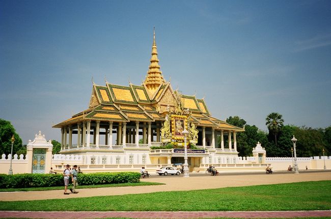 東洋のパリ、インドシナのオアシスと呼ばれるプノンペンを首都に持つカンボジアはクメール建築の世界遺産のアンコールワット遺跡群で有名です。　歴史的には最近まで悲しい出来事がありましたが今ではすっかり立ち直って旅人を暖かく迎い入れてくれます。　