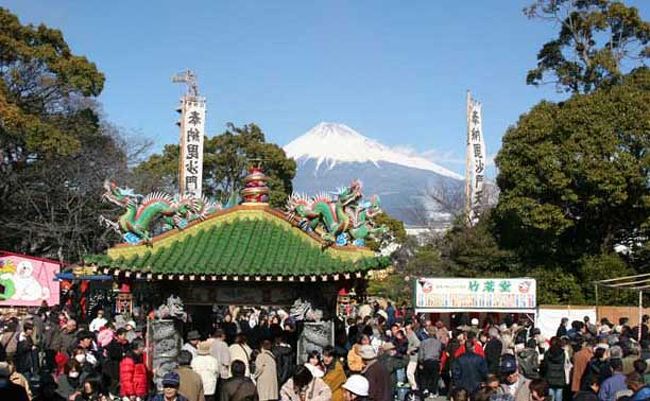 高崎や深大寺とともに日本三大だるま市として知られ、特に毘沙門さんの立派な髭をつけただるまは有名です。五穀豊穣（ごこくほうじょう）、商売繁昌などの縁起物として人気があり、県内はもちろん全国各地からの人出は５０万人を超えるほどです。露天商がぎっしりと軒を連ね、深夜まで大勢の参詣者でにぎわいます。<br />