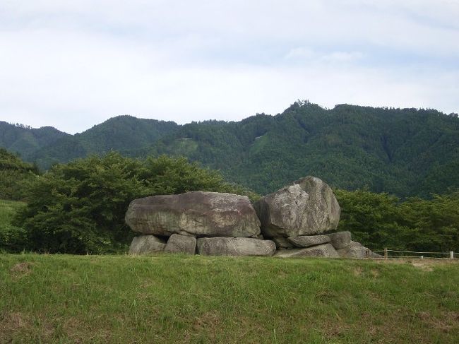 飛鳥にある石舞台古墳による。<br />教科書にも乗っているので<br />俺の中ではすごく有名な場所だった。<br />しかし休日なのにすごく空いていた。<br />