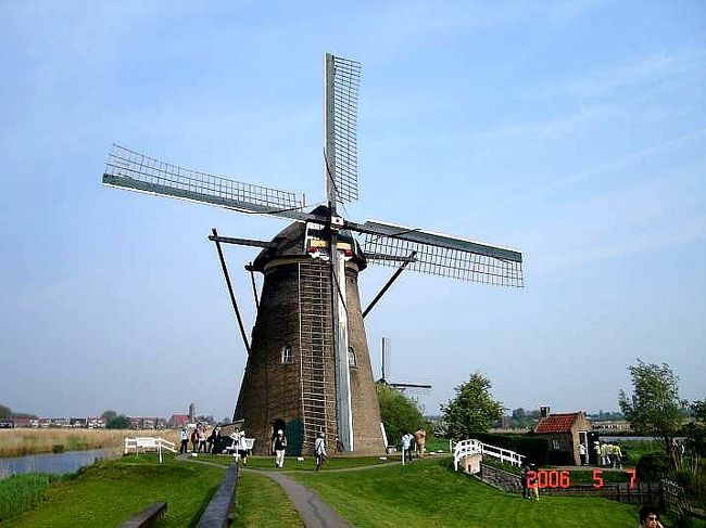 ２００６年５／３〜１０の８日間の行程で、ベルギー・オランダを旅してきた。<br />　かなりの数のヨーロッパの国々を訪れているが今回の主目的は、山のない平野で運河の発達している両国に新たな感動を求めて、中世そのままの街中が石畳の古都「ブルージュ」・オランダの典型的な風物詩「風車群」とチューリップ満開の「キューケンホフ公園」を見極めておきたかったからである。<br />　当オランダ紀行は、ベルギーより継続して入国し、世界遺産のキンデルダイク風車群→デルフトの陶器工房→チューリップ満開のキューケンホフ公園→アムステルダムでは、美術館巡り・運河巡り・市内自由散策を体験してきた。<br />　キンデルダイク風車群とキューケンホフ公園のチューリップは、感嘆に値するものであったし。アムステルダム市内は思っていた以上に古き良きものが残っているし、運河と街並みとが本当に良い調和がとれていて、心和む風景に満ちあふれていた。ここも後悔のない旅だった。