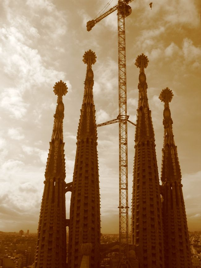 目的はなんと言っても、Sagrada Familia！！　想像以上の大きさと迫力。そして高かった…　あまりの高さへの恐怖と、階段数の多さに脚はガクガク。。。。　<br /><br />1日目<br />■Stansted空港〜Barcelona El Prat空港→RENFEでSants駅へ<br />　◆Prismaホテル宿泊<br />2日目<br />■Muse Picasso→ゴシック地区を歩きながらCatedral、王の広場、<br />　Santa Maria del Mar教会→BrcelonetaからRamblas通りへ<br />　◆Residencia Victoria滞在<br />3日目<br />■Sant Josep市場→Sagrada Familia→グエル公園→Casa Mila<br />4日目<br />■Casa Batllo→お買い物<br />5日目<br />■Girona空港〜Ryan AirでRoma Ciampino空港へ