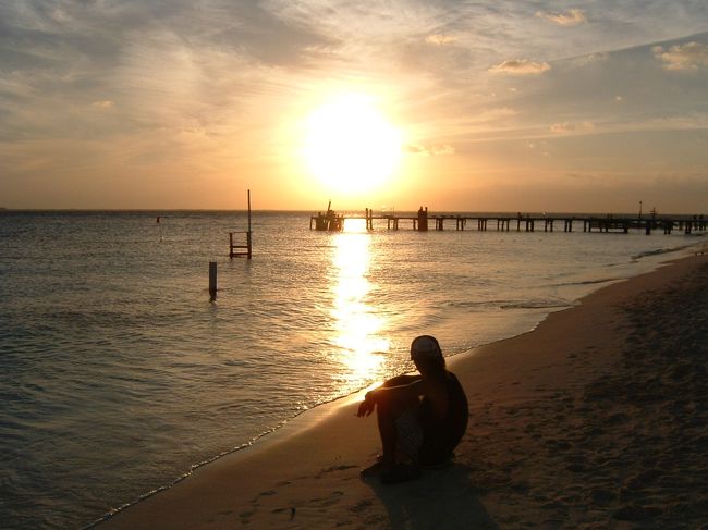 　３月２１日はベニート・フアレス生誕日。こんな日は日の出を見よう、と思い明け方５時に起きだしてプエルト･モレロスからSOLを拝む。チャーリー・カルロスとはその浜で出会った・建築士をしているという彼は、春分の日に太陽が人間に与えてくれるエネルギーについて滔々と語ってくれた。アミニズムと一言で片付けてしまうにはとても畏れ多いその太陽信仰は、偶像崇拝がどうしたとか、聖地がどうしたとか言って、その宗旨をはるか昔に忘れ去ってしまったような宗教にはない、シンプルさと平等さを兼ね備えたもののように思えて、ひどく羨ましくなった。<br />　朝１０時の雨のカンクンは、ヒトとモノ、すべての物質の生存と意味を脅かすに余りあるたたずまいでそこに厳然と存在していた。あるヒトは水溜りに足をつっこみながら雨を避けるために懸命に走り、またあるヒトは自然の恵み、とでもいうように両腕を大きく広げ全身で３月の雨を感じていた。<br />　プエルト・フアレスから３０分、ついに念願のイスラ・ムヘーレスの土を踏む。あの島については何も言うことがない。南国の島から連想できることは何一つ不自由なく行える。そしてあの大きな太陽は今日もあの島の人々の頭上を照らしているのだろうか。