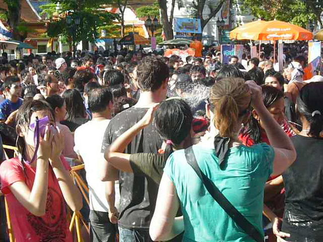 タイ歴正月 ソンクラーン 水かけ祭り バンコク タイ の旅行記 ブログ By Ready Fire Aimさん フォートラベル タイ歴正月 ソンクラーン 水かけ祭り バンコク タイ の旅行記 ブログ By Ready Fire Aimさん フォートラベル