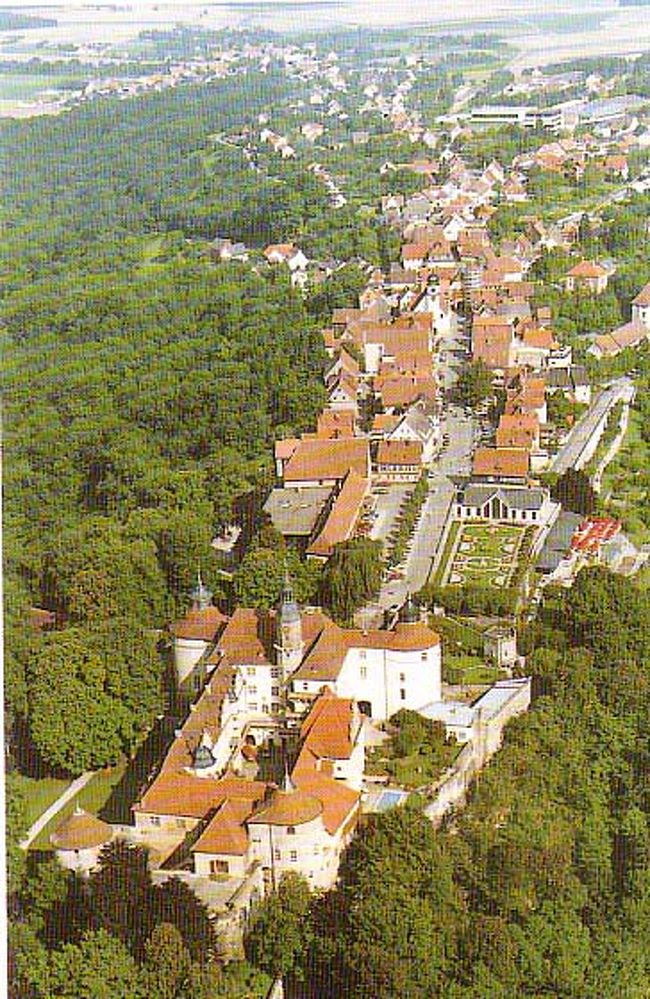 ランゲンブルク城は是も古城街道の途中、ハイデルベルクからローテンブルクへの途中にある。ここは人口1800人余りの小さな村。1226年初めて文献に表れる。ランゲンブルクの領主はすでに1253年に死亡、そしてホーエンローエ家のものとなり、今なおホーエンローエ・ランゲンブルク侯爵家（Philips Fuerst zu Hohenlohe-Langenburg）が住んでいる。バロックの庭園とルネッサンスの宮殿が美しく、博物館となっていて、他に小規模な付属の自動車博物館もある。高台の城の庭からの眺めが美しい。