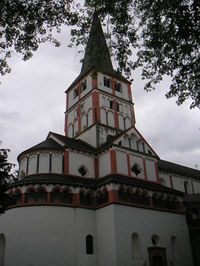 -Doppelkirche Schwarzrheindorf-<br /><br />　ボン中心街とはライン川を挟んで対岸のBeuelにある、<br />シュバルツラインドルフの二重教会へ行ってきました。<br /><br />１１５１年に建設されたこの建物は、ケルン大司教の家族のために建立されながら領民にも解放され、領民の教会の上に領主の教会が載ったその構造から「二重教会」と呼ばれるようになった。<br />内壁に施されたドイツ屈指の水準を誇るフレスコ画『エゼキエルの幻視』でも有名。