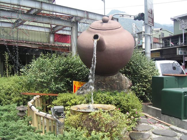 台湾行ってくる〜っ。茶藝館でお茶飲んで、おいしいもの食べたい！<br />ある日手にした中国茶の本がきっかけで中国茶が大好きに^^/<br /><br />茶芸館でお茶三昧してみたい。茶畑見てみたい。茶器も欲しい。<br />台湾行きのチケットとホテル6泊を予約。知っている言葉は「謝謝」ひとこと。毎日お茶で癒された私の楽しい7日間（^^）v<br /><br /><br /><br />