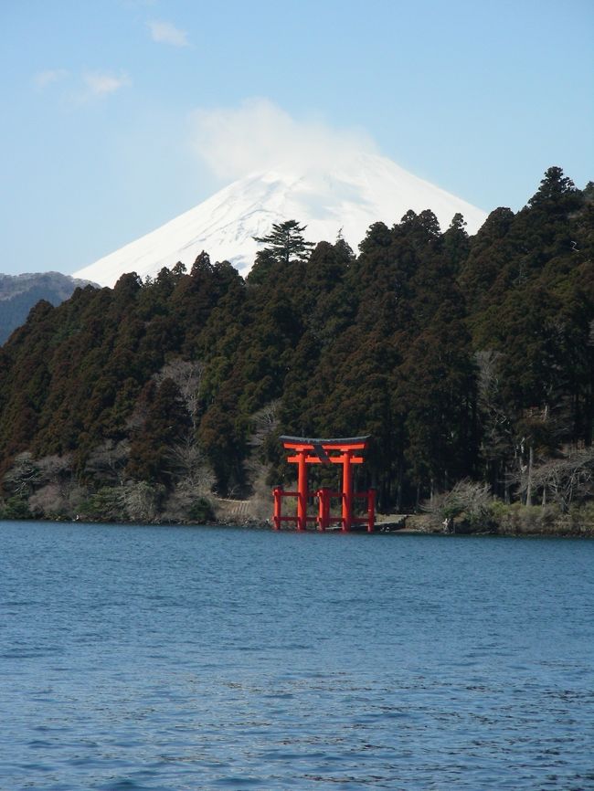 都内からでも天気のいい日は、ちょっとした高台からでも富士山は見ることが出来る。　あくまでもビルの谷間のミニ富士でしかないけど。　<br />日本人にとって「富士山」は一つの“テーゼ”だ。　もしくは日本自体のランドマークか。　一富士、二鷹、三なすび。　富士の高嶺に降る雪も....。　なのだ。<br />目の前にどーんと聳える富士山を見ると、どうしても日本人としてのナショナリティーを自覚させられる。<br />参ってしまうのである。<br />　