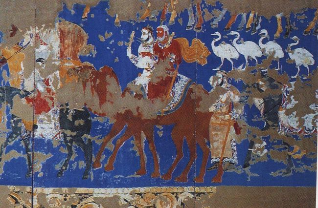 　ペンディケントのルダーキ博物館にはソグド人の城邑跡の遺跡から発掘された壁画の写しが展示されていた。本物はこの博物館には保存されていない。本物を撮影した絵葉書を売っていたのでこれを求めて掲載することにした。<br /><br />　ソグド人とはどのような存在であったのかをインターネットで検索して調べてみると<br />http://www.tabiken.com/history/doc/K/K320L100.HTM というサイトに以下のような説明があったのでこれを転載させて頂く。以下は全て上記ＵＲＬからの引用である。<br />　　　　　　　　　　　　　　　　　　　　　　　　　　　　　　　　　　　　　　　　　　　　　　　　　　　　　　　　　　<br />ソグド人とは<br />  中央アジア古代のソグディアナの住民。イラン系の民族で，すでにアケメネス朝ペルシア帝国の時代から，豊かなザラフシャン川流域で農業や牧畜に従事し，オアシス都市群を擁していた。しかし，この民族を有名にした最大の理由は，ソグディアナの立地を利用した商業活動であった。とくに，東・北方への進出が顕著で，中国へ至る東西交易路上に植民地を営み，唐代の長安にも多数のソグド人が居住していた。また北方の遊牧地帯でも活躍し，ここでは単なる商業活動だけでなく，イラン系の先進文明を代表する一種の政治的・文化的な国家顧問としても活動し，とくにウイグル帝国内で大きな位置を占めた。ゾロアスター教を信仰していたがのちにはマニ教も取り入れ，これらの宗教の伝播と，ソグド語とソグド文字の普及は後代まで内陸アジア社会に大きな影響を与えた。13世紀にソグディアナがモンゴルによって征服されてから，ソグド人は他の諸民族のあいだに吸収され消滅していった。<br /><br />　　　　　　　　　　　　　　　　　　　　　　　　  <br />ソグディアナとは<br />　ソ連邦中央アジアのウズベク共和国西南部，ザラフシャン川流域地方の古名。古代アケメネス朝ペルシア帝国内の一辺境州として初見するソグダのギリシア語形で，前4世紀末のアレクサンドロス大王の征討によってその領域の一部となった。ソグド語を使うソグド人が住み，中心地はマラカンダ（現サマルカンド）で，アム川の支流であるザラフシャン川に依存する豊かな農業と，東西交易の中継拠点である立地を利用した商業によって繁栄し，中央アジアの一大中心となっていた。8世紀末にイスラーム教徒のアラブ人の征服を受けたが，彼らもこの地を“地上の楽園”と呼び，アム川とシル川のあいだの地の意味で“マーワラーアンナフル”と称した。13世紀にモンゴル族による征服のためにソグド人社会が崩壊したことによって，ソグディアナの名称こそ消滅するが，以降も14世紀のティムール帝国が都をサマルカンドに置いたごとくに，中央アジアの一大中心地である地位には変わりがなかった。