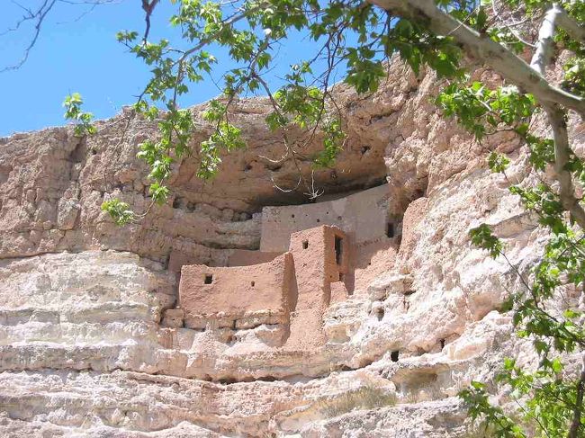 朝11時過ぎのArizonaのPrescottを出発。<br />HWY69-169-17を経由して、Montezuma Castle HWYの出口で降りてから5分強案内に従って車を走らせると、Montezuma Castle National Monument入口前に。<br />ここまで約40分の道のり。<br /><br />Southern Sinagua族が12世紀に、崖の間に5階建て（高さ約30メートル強）で20部屋の家を建てたらしい。<br /><br />場内の規模は大きくなく、1時間もあれば余裕で見れました。<br /><br />入場用は一人5ドルですが、ナショナルパークパスを提示すれば無料で入れます。<br />