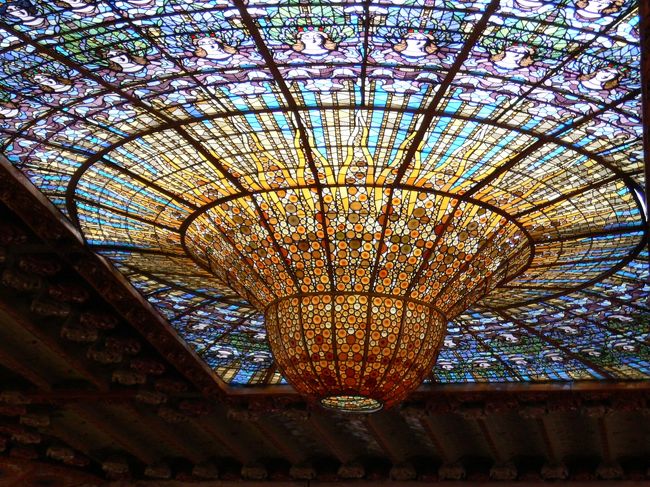 バルセロナのラ・リベラ地区にあるカタルーニャ音楽堂は必見です!<br />1997年に世界遺産になりました。<br /><br />自由見学は出来ません。専門ガイドと一緒に入り、50分ぐらいのツアー(55人)に参加します。早く予約した方はいいです。<br /><br />https://www.catalunya-kankou.com/barcelona/palau-de-la-musica-catalana-barcelona.html