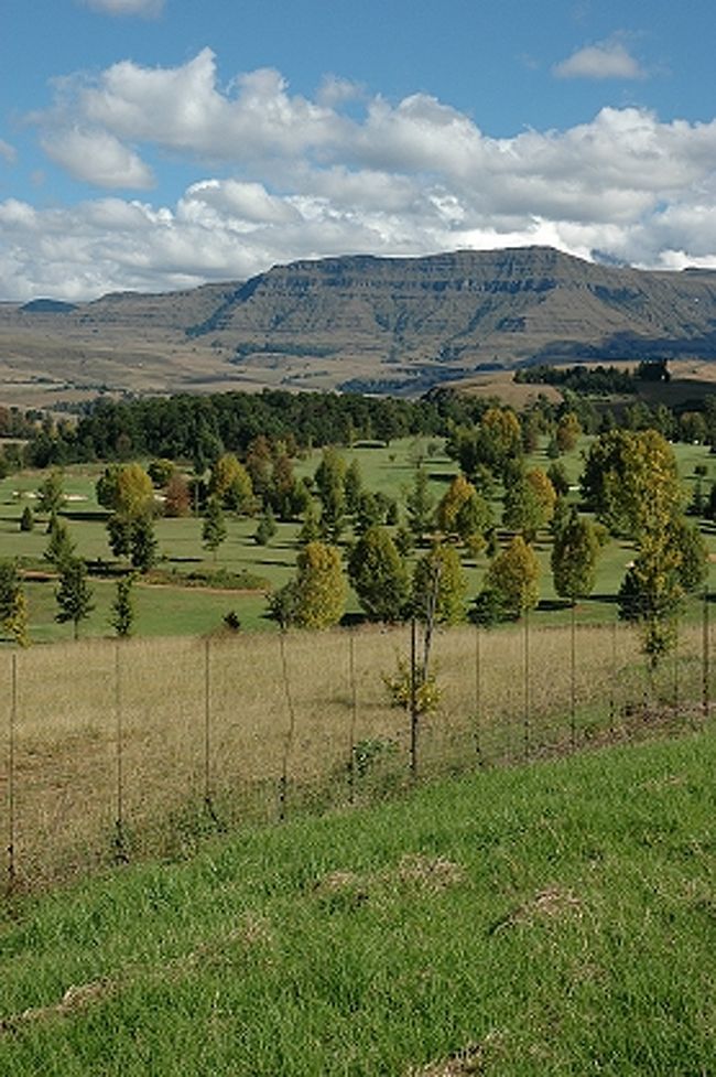 南アフリカ共和国の世界遺産の一つ、UKHAHLAMBA-DRAKENSBERG PARKは、日本語名の表記が統一されていないらしく、オカランバ・ドラケンスバーク公園とか、ウカランバ・ドラケンスバーク公園、最後のバークがベルクとなっていたり、そのほかの表記もあってちょっとややこしい。<br /><br />SUR SHANGHAIはオカランバ・ドラケンスバーク公園と書いておくことにします。<br /><br />オカランバ・ドラケンスバーク公園は、お隣のレソト王国とドラケンスバーク山脈で国境を接した南アフリカ共和国の世界遺産の一つ。<br />自然遺産の登録基準と文化遺産の登録基準を併せ持つ複合遺産ということで、ここは雄大な自然景観と先住民サン族の岩壁画が残る所。<br />風光明媚な所なので、ゴルフ場やホテル、別荘もあるリゾート地。<br /><br />スワジランド王国を数時間訪れたあと、南アフリカ共和国を南下する途中でちょっと寄ってみました。<br /><br />表紙の画像は、レソト王国との境にもなっているドラケンスバーク山脈とゴルフ場<br />