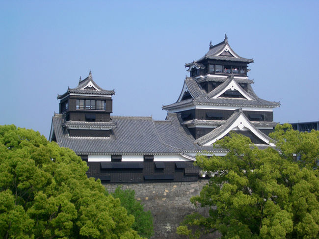 熊本はほんの少しだけ行ってきた。<br />旅行記とは言い難い内容であるが・・・<br /><br />熊本ラーメンと熊本城しか見る時間がなくほんとに短い滞在だった。<br /><br />熊本城は今築城400年記念に向けて完全復元を目指して城郭および御殿を再建中だ。御殿までが再建されている城郭は珍しい。<br />現存で天守閣とセットであるのは高知城だけで彦根城にもありますが復元です。<br />熊本城は天守閣も御殿も復元になりますね。<br /><br />さて、ラーメンは地元の県庁の職員からきいた黒亭ラーメンというところにいった。<br />もっと熊本ラーメンはどろどろのぎとぎとかと思っていたが結構あっさりでおいしかった。<br />周りの人たちが結構おにぎり食べていたが後で調べたら人気らしいです。<br /><br />時間がなくて食べれなかったが馬肉専門店の菅乃屋というのもお勧めらしい。<br /><br />地元の人が言うのだから確かとは思うがこの店は有名らしく、空港でも結構売ってました。