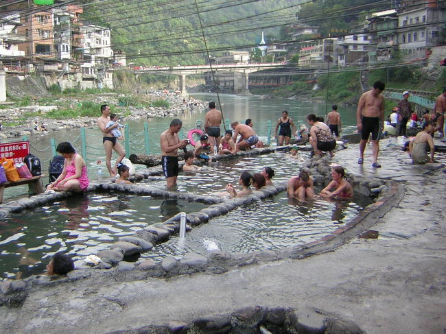 11日目~13日目(帰国)<br /><br />パート(1)礁渓温泉、蘇澳冷泉、文山温泉<br />パート(2)瑞穂温泉、紅葉温泉、知本温泉<br />パート(3)多納温泉、四重渓温泉、関仔嶺温泉<br />パート(4)谷関温泉、蘆山温泉<br /><br />に続き、「烏来温泉」「新北投温泉」を巡ります。<br /><br />----------------------------------------------------<br />日程<br />D1 関空1950→台北2140(NW069) <br />D2 台北0838→瑞芳0927(電車) →BUS【九イ分観光】<br />-- 瑞芳1240→礁渓1331(自強号)【①礁渓温泉】 <br />D3 礁渓0910→蘇澳0945(自強号)【②蘇澳冷泉】蘇澳→蘇澳新駅1150<br />-- →花蓮1245(自強号)、花蓮1330→天祥1515(BUS)【③文山温泉】<br />D4 天祥0900→花蓮1025(BUS)、花蓮1158→瑞穂1334(営光号) <br />-- →瑞穂温泉(TAXI)【④瑞穂温泉】【⑤紅葉温泉】 <br />D5 瑞穂0915→1040台東(自強号)、台東山線総站1350→<br />-- 知本温泉1440(BUS)【⑥知本温泉】 <br />D6 知本温泉0840→知本(BUS)、知本0919→屏東1140(営光号)、屏東<br />-- 1300→茂林1400(BUS),茂林1420→多納1445(TAXI)【⑦多納温泉】<br />D7 多納0730→茂林0800、茂林0810→屏東0925(BUS)、屏東1000→<br />-- 車城1200(BUS)、車城→四重渓温泉(TAXI)【⑧四重渓温泉】<br />D8 四重渓0740→車城0750(BUS)、車城0800→高雄0935(BUS)、高雄<br />-- 1000→嘉義1127(営光号)、嘉義1400→1500(BUS)【⑨関仔嶺温泉】<br />D9 関仔嶺温泉0830→嘉義0930(BUS)、嘉義0958→1112(営光号)彰化<br />-- 1132→台中1152、台中1340→谷関1550(BUS)【⑩谷関温泉】<br />D10 谷関温泉0910→台中1125(BUS)、台中1215→埔里1330(BUS) <br />-- 埔里1505→蘆山1615(BUS)【⑪蘆山温泉】 <br />D11 蘆山温泉0710→埔里0920(BUS)、埔里1000→1245台北(BUS)<br />-- 台北1335→1400新店(MRT)、1410→烏来1445(BUS) 【⑫烏来温泉】<br />D12 烏来1200→新店1235(BUS)、新店1240→新北投1330(MRT) <br />-- 【⑬新北投温泉】 新北投1730→台北1800 <br />D13 台北0810→関空1135(NW070)