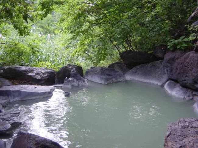 長野の小布施から車で山のほうへ。信州高山温泉郷の中にある五色の湯温泉。名前の通り、天候・時間帯によってお湯の色が変わります。何枚か写真に撮ってみたのでぜひともお湯の色を見比べてみてください。混浴露天風呂があります。<br /><br />http://nmyumyu.fc2web.com/<br />