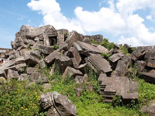 タイのウボンラチャターニから車でカンボジアとの国境へ。そこからカンボジア領のカオ・プラ・ウィハーン遺跡を見に行って来ました。遺跡の規模はアンコールワットなどと比べると小さめではありますが遺跡は素晴らしく、断崖絶壁の下に広がるカンボジアの景色も感動します。<br /><br />http://nmyumyu.fc2web.com/