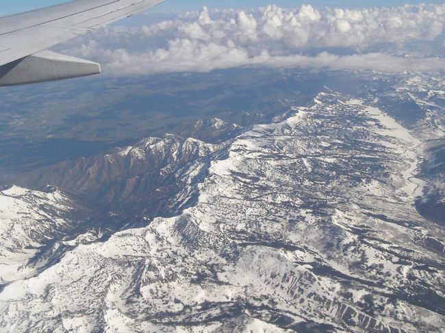 UTAH（ユタ）州の　Salt Lake City International Airport　に着陸する数分前に見えた景色です。2002年の冬季オリンピックが行われた場所ですよね。<br /><br />ところで、UTAH州と言えばモルモン教の<br />聖地として有名ですが、モルモン教の方<br />はカフェインの含まれたもの<br />（コカコーラ、コーヒーなど）は一切<br />取らないと聞いていたので、空港でも<br />それらのものは売られていないのかと<br />思いきや、さすがに国際空港だけあって、<br />そこは例外でした。<br /><br />思いがけずコーヒーが飲めてうれしかった…。<br /><br />