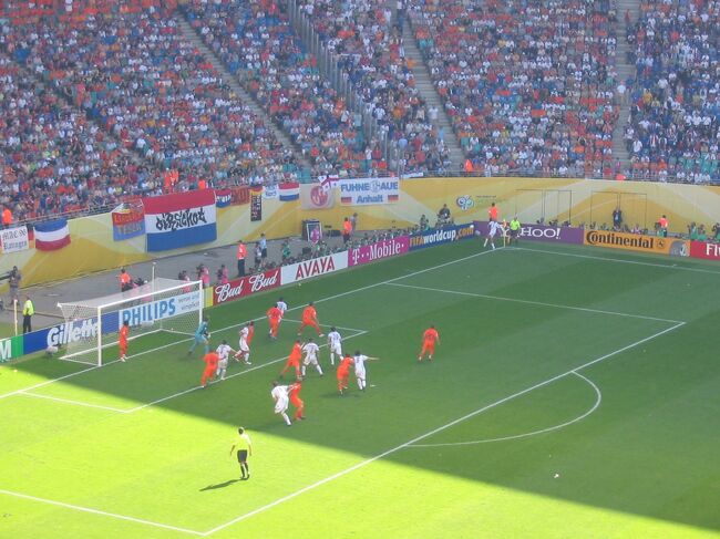 サッカーワールドカップ（Ｗ杯）が開幕しました。<br />かなり熱狂的なフットボールファンの僕としては、これから１ケ月は、「仕事に影響が出ない範囲内で、如何に睡眠時間を削れるか」を考えながら過ごすことになります。<br />幸運なことに、２試合分のチケットを入手することが出来、現地で観戦することが出来ました。<br />最初に観戦したのは、ライプチヒでのオランダvsセルビア・モンテネグロ戦。スタジアムも街中も、オランダ人サポーターのオレンジが圧倒的な存在感でした。