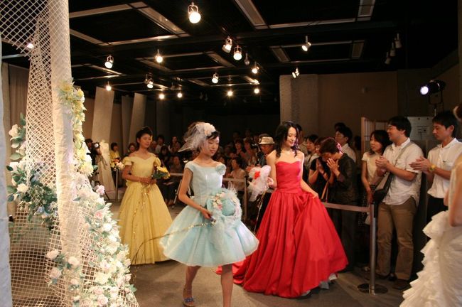 美濃和紙ドレスのファッションショーが行われました。美濃和紙のドレスをモデルが着て歩くと、会場からはため息と拍手が沸いていました。