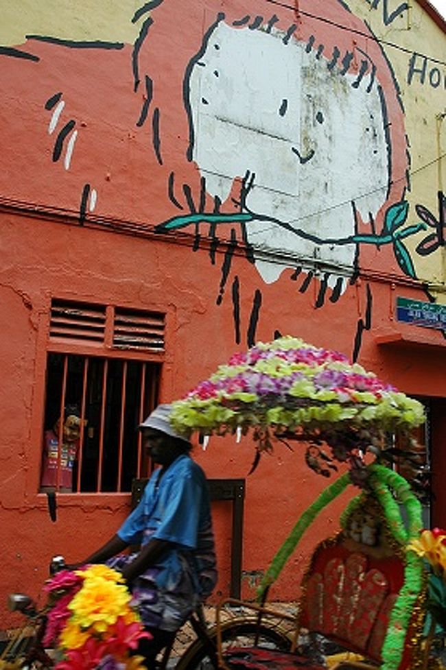 JALAN TUN TAN CHENG LOCK編の続きです。<br /><br />プラナカン様式の宿や民家（実際に人が住んでいる家もあれば空き家もある）、民家を公開している博物館、数軒の商店が並ぶJALAN TUN TAN CHENG LOCKとは背中合わせの位置にあるJALAN HANG JEBATはお土産屋さんが多い通り。<br />英語名はJONKER STREETとかJONKER WALK。中国語名は&#38622;場街。<br /><br />ちなみに、前回ご紹介したJALAN TUN TAN CHENG LOCKの英語名はHEEREN STREET。<br />道の名前のからして、多民族国家マレーシアがうかがえる。<br />マラッカ自体も英語名はMalacca、 マレー語では Melaka、中国語では馬六甲と呼ばれます。<br /><br />この旅行記では、そんなJALAN HANG JEBATやその周辺の道や町並みをご紹介します。<br /><br />≪海のシルクロード≫マラッカ海峡に面したマラッカは、15世紀にマラッカ王国の国際貿易港として栄えた歴史があるところ。<br />1511年にはポルトガルに占領され、<br />1641年にオランダの東インド会社に占領され、<br />1795年にはイギリスの東インド会社に占領されたという街。<br />それらの国々に関連した遺構も多く、今も残るプラナカンの住居の建築・インテリアにも濃い影響が見られます。<br />マレーシア政府観光局のマラッカ公式サイトはこちらhttp://www.tourismmalaysia.or.jp/region/malacca/　日本語版<br /><br />表紙の画像は、英語名BLACK SMITH STREETと呼ばれるJALAN TUKANG BESIのあたり<br />