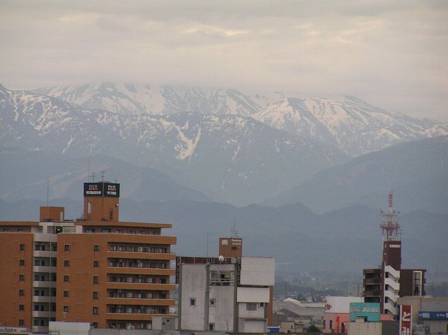 空白の地といったら叱られますが、今年は長崎、富山、奈良に行く用事があり、日本地図が３県塗ることができる喜びで、富山を訪れました。でも立山の写真がなければなあと思いつつ、朝早く目を覚ましてビジネスホテルの窓を開けると曇った空の下に、しっかりと山が！マッターホルンのときもそうだったけど、早起きをするものですね。神に感謝！
