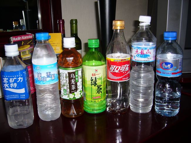 中国に行くみなさんはご存知の通り、生水は飲んだらいけません。で、飲みものは買うしかないのです。水でも・・・<br />日本でお目にかかる品物も多いです。<br />「ポカリスウェット」に「コカコーラ」（ペプシもありました）。<br />今はお茶がブームになってきています。<br />写真中央、まさに“緑茶”！<br />その左隣には、サントリーの“烏龍茶”ではなく“ジャスミン茶”がありました。<br />でもペットボトルをよーく見ると、“低糖”の文字。<br />そう！甘いのです。<br />甘い茶とはどんなもんじゃい？<br />っと言う方に妻からの感想。<br />「あまちゃずる」（はな祭りの日（４／８）に飲むもの）に似ているらしい。<br />男の俺は分からないけど・・・不知道！<br />