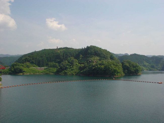 三重県名張市にある青連寺湖にいきました。<br /><br />大和路から伊勢路にかわるあたり。<br />付近には赤目四十八滝、室生寺、長谷寺などがあります。<br /><br />今回自転車で青連寺湖を一周。<br />自然にかこまれた、レークサイドとダムをサイクリングしていると、次のたびへの意欲がわいてくるのです。<br />自転車をこぎながら、次の旅の構想を練るのです。