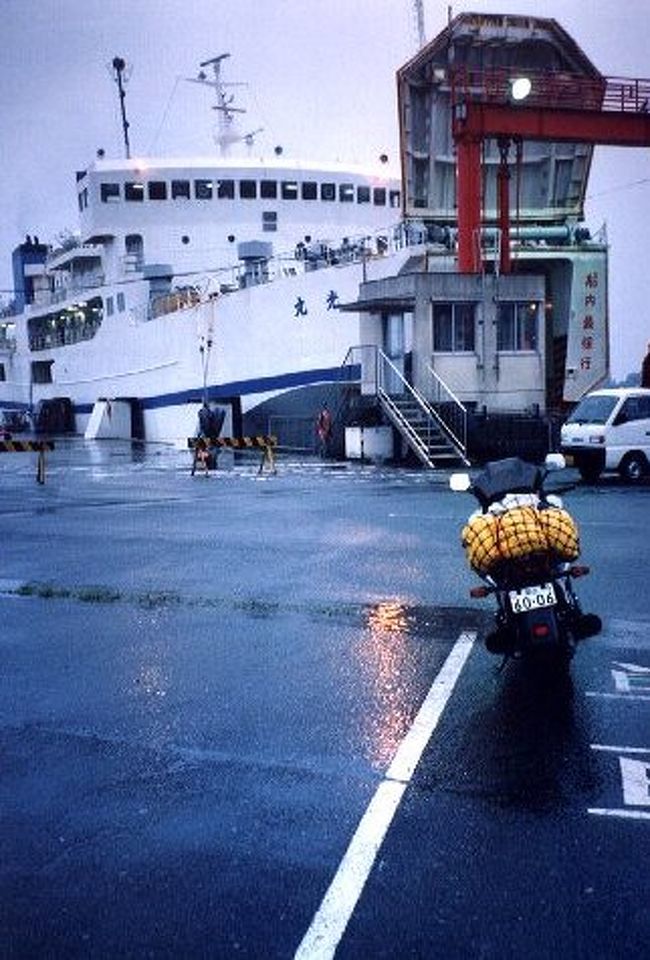 水郷めぐり<br /><br />徳山港からフェリーに乗って九州上陸。湯布院・阿蘇を抜け熊本経由で柳川に向かうつもりだったが、あいにくと雨だったので阿蘇方面の山道を断念して高速道路に乗って、甘木に。<br />秋月を散策し、柳川に。２泊して、市内を徒歩でめぐり、ゆっくり過ごせた。一箇所でじっくり過ごすのもいいものだ。地元のスーパーやホームセンターなどでもその地特有の商品などあり、興味津々。