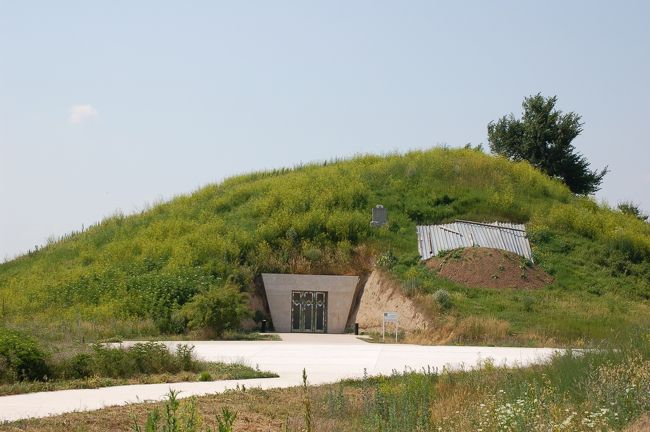 ブルガリア北東部にあるスヴェシュタリのトラキア人の墓に行ってきました。<br />のどかな牧歌的風景の中、不思議な小山が現れたかと思うと、看板にSVESHTARIの文字が。<br />真新しい細い舗装道路を通り抜けると綺麗なビジターセンターが現れます。<br /><br />現在は世界遺産のトラキア王の墓のほか、2つの墓も見学できます。<br />トラキア王の墓は内部が綺麗に整備されており（5年前に再オープン）、ここはブルガリア？と思ってしまうほど<br /><br />入場料は3つの墓入場が10レバ、必ずガイドが付きます。<br />