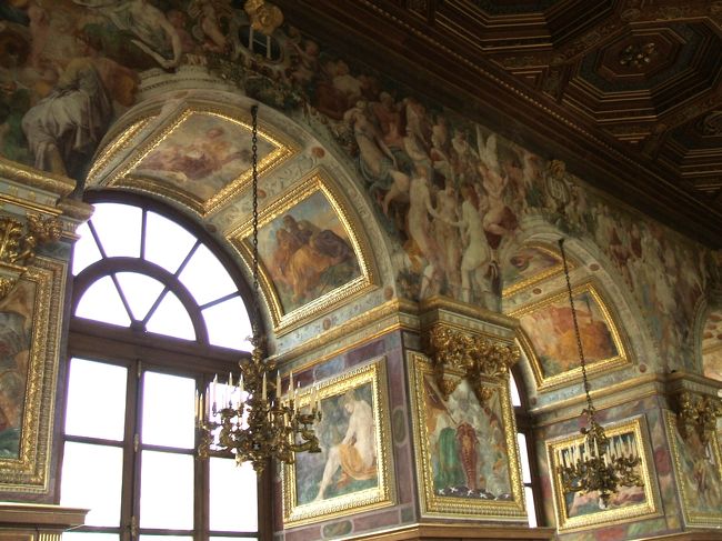 フランソワ１世がルネサンス様式で建築、その後も歴代の国王や皇帝が居館としたフォンテーヌ・ブロー宮殿。パリから列車で半日観光してきました。