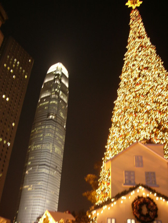 香港を離れて１０ケ月ぶりに戻って(?)きました。<br />クリスマスから旧正月の期間は香港のイルミネーションが最もキレイな時期です。私達夫婦が地図無しで歩ける唯一の街。<br />三日間と短いお休みでしたが、ディズニーランド、食べ歩き、懐かしい面々との再会、そしてバーゲンセール荒し(笑)ととっても充実した旅でした。