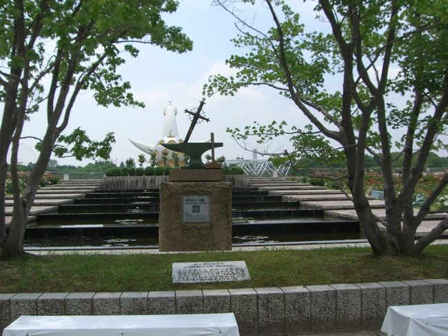 万博公園、自然文化圏エリア内「平和のバラ園」を見学してきました。少し時期が遅くバラの花は少なかったので残念でしたが残りのバラの花を楽しんできました。