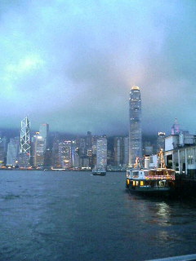 安ツアーを利用して、初めてのアジアへ。<br />行き先は香港。<br />大好きな梁朝偉トニーレオンの居る街。<br /> http://blog.kansai.com/uk3/218