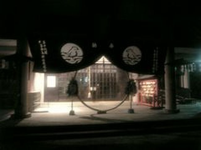 24<br />青森市発祥の神社といわれています。<br />由緒書ではこうなります。<br />「善知鳥神社は現在の青森市が昔、善知鳥村と言われた頃、奥州陸奥之国外ヶ浜鎮護の神として、第十九代允恭天皇(いんぎょうてんのう）の御世に日本の国の総主祭神である天照坐皇大御神（あまてらすすめおおみかみ）の御子の三女神を、善知鳥中納言安方が此の北国の夷人山海の悪鬼を誅罰平定して此の地を治め、その神願霊現あらたかな神々を祭った事に由来している。また、坂上田村麻呂の東北遠征の大同二年（８０７）に再建された。 」<br />蝦夷征伐の結果、この地域を治めるためにつくられた神社のようですね。<br />仕事が終わってからお参りしたので夜21時過ぎでした。ビルの谷間にあるせいか、あまり神秘さは感じませんでした。<br />そうそう、読み方は「うとう」神社。地元の人しか読めません・・・<br /><br />祭神<br />多紀理毘売命（たぎりびめのみこと）<br />市寸嶋比売命（いつきしまひめのみこと）<br />多岐都比売命（たぎつひめのみこと）<br />HP：http://www.actv.ne.jp/~utou/