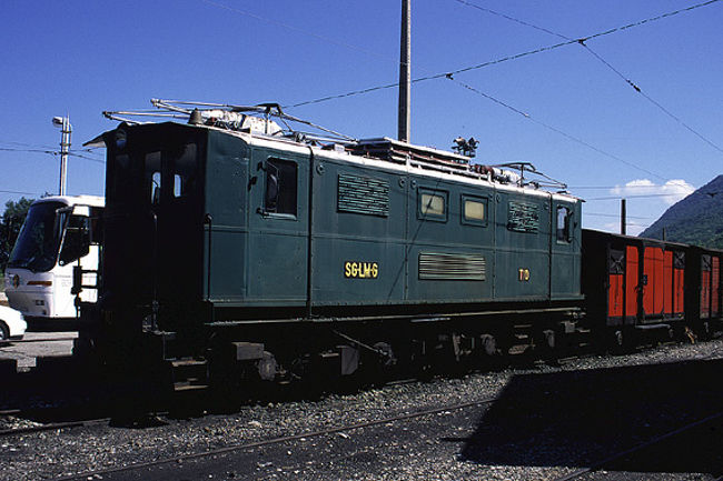 ラ・ミュール鉄道は、グルノーブルの南およそ２０キロ、St. Georges de CommiersからLa Mureまでの約３０キロを走るナローゲージの鉄道です。元々は鉱山鉄道でしたが、閉山後は沿線の景色を売り物にした観光鉄道となりました。開業は１８８８年ですからかなりの歴史を有しています。 <br />　もともとは沿線住民の足としても機能していたのでしょうが、今は純粋に観光鉄道化しており、残念ながら国鉄線との接続もあまり良くありません。今は夏場なので、ラ・ミュール鉄道は１日４往復走っていますが、通常期は１日２往復のみです。一部の本には要予約と書いてありますが、基本的に予約は団体客に限られます。なお、この鉄道のダイヤはトマスクックの時刻表にも掲載されています。私がSt. Georges de Commiersの駅に着いたのが１０時半、ラ・ミュール鉄道の次の列車は１２時丁度ですから、１時間半の待ち合わせ時間です。国鉄駅とラ・ミュール鉄道の駅は隣接しています。小さな町なのでどこに行くわけでもなく、駅の売店のお土産を覗いたりして時間をつぶすしかありません。